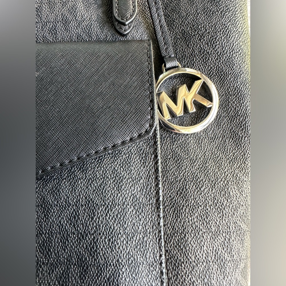Michael Kors Black Saffiano Leather Jet Set Multi-Function Pocket Tote Bag - Picture 4 of 16